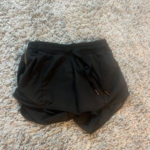 Black size 2 lululemon hotty hot shorts 4”